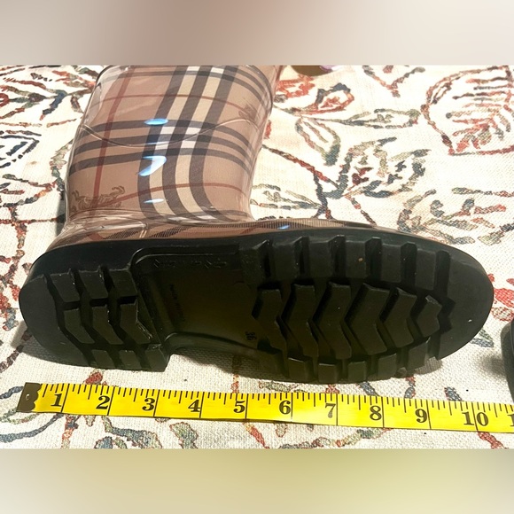 Burberry Tan Plaid Winter & Rain Boots - Picture 10 of 11